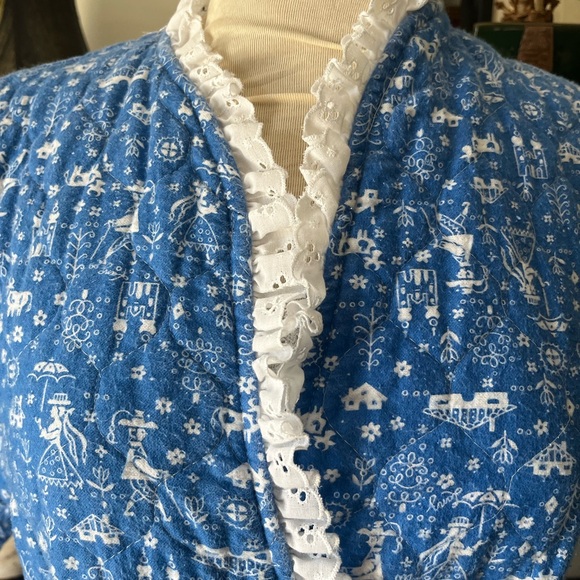 Vintage Lanz of Salzburg Quilted Blue Floral Robe with White eyelet detailing - Picture 3 of 8